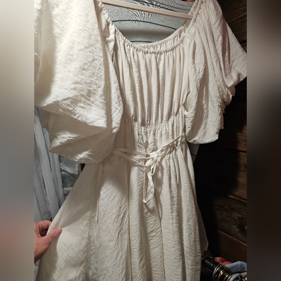 Gorgeous Off White Ruffle Dress With Pouf Sleeve - Picture 2 of 6